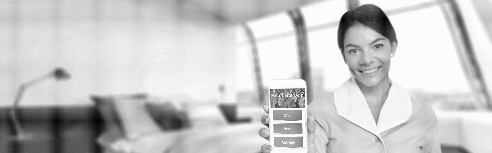 Reinigungskraft im Hotel mit Smartphone
